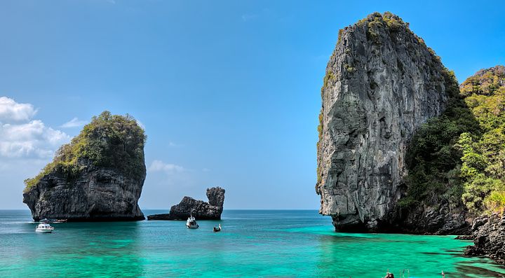 Baia di Phi Phi Island con formazioni rocciose e acque turchesi.