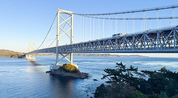 Veduta panoramica del Ponte con i vortici di naruto che attraversa lo stretto di Naruto in Giappone.