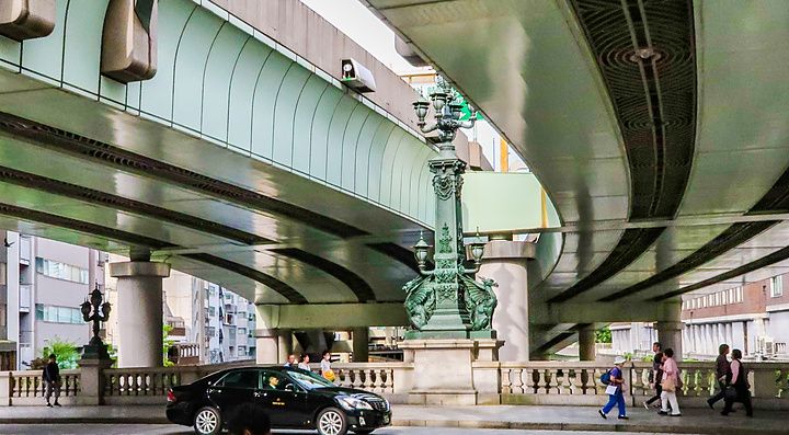 Veduta del ponte di Nihonbashi a Tokyo con le sue storiche lanterne in bronzo sotto l'autostrada sopraelevata.