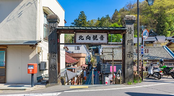 Ingresso monumentale in pietra al tempio Kitamuki Kannon a Bessho Onsen, Giappone.