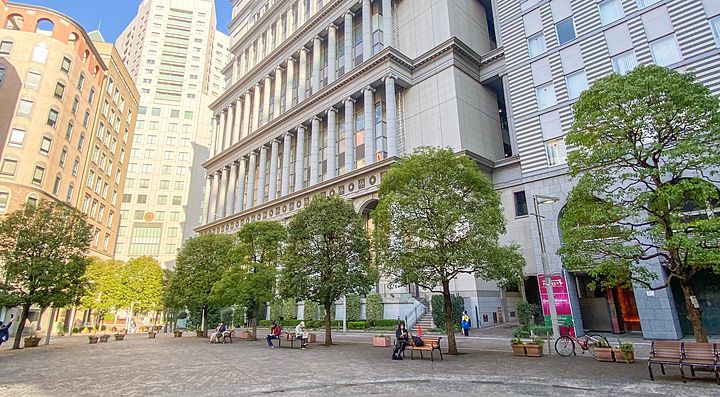 Piazza con edificio europeo nel quartiere italiano di Tokyo, Shimbashi.