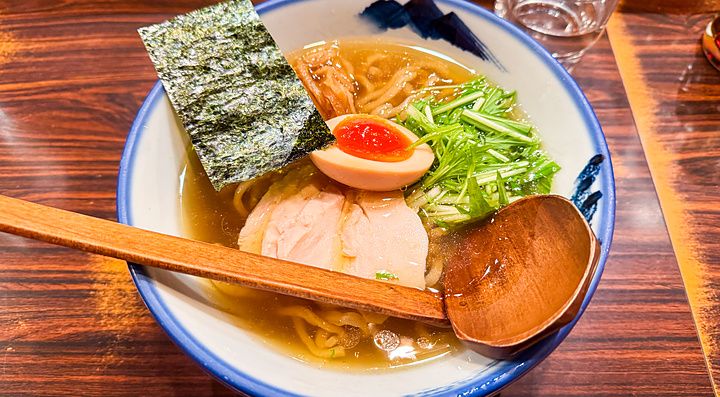 Una ciotola di ramen con uovo, carne e alga nori servita in un ristorante Afuri Ramen in Giappone.