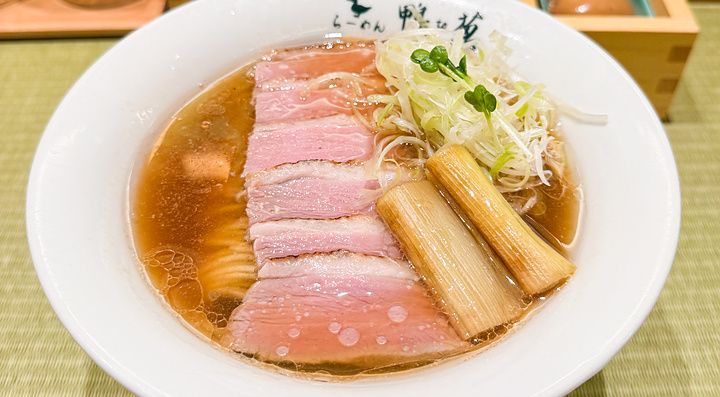 Una ciotola di ramen con carne d'anatra e porri servita in un ristorante Ramen Kamo to Negi in Giappone.