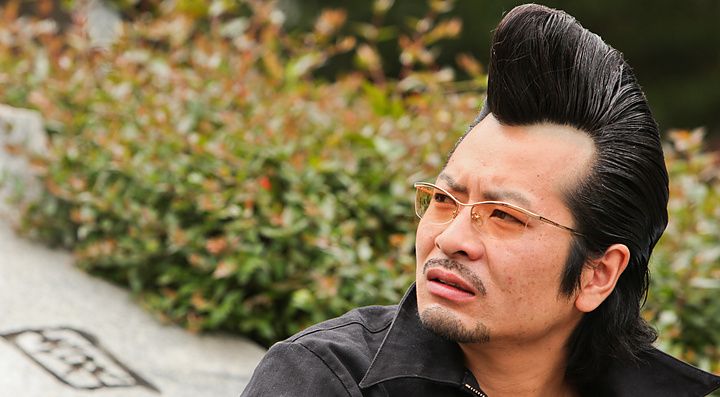 Uomo con look rockabilly nel parco Yoyogi a Tokyo, Giappone.