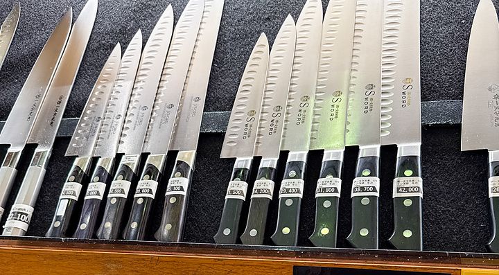 Esposizione di coltelli in acciaio presso il negozio Sakai Ichimonji Mitsuhide a Sennichimae Doguyasuji Shotengai a Osaka.