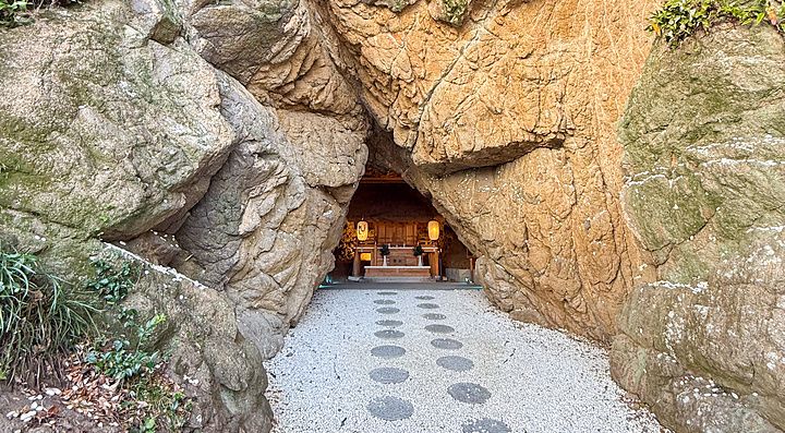 L'ingresso del Santuario Aiga Iwato Shinryu situato all'interno di una grotta marina sull'isola di Awaji in Giappone.