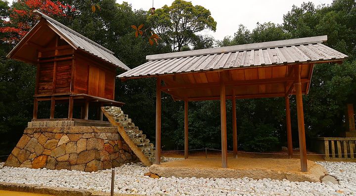 Veduta del santuario Go'o con scalinata in vetro che collega due strutture in legno a Naoshima.