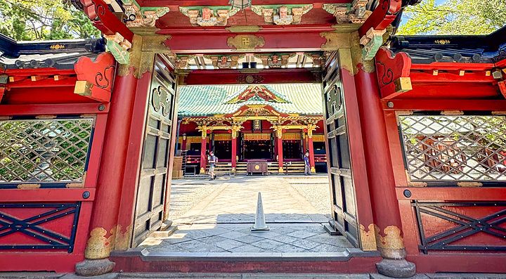Il portale d'ingresso in stile Gongen del Santuario di Nezu (Nezu Jinja), Tokyo, decorato con simboli manji.