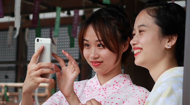 due persone in yukata scattano un selfie a Kyoto.