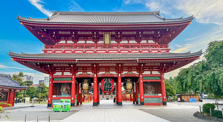 Tempio Senso-ji ad Asakusa, Tokyo, con grande porta rossa e lanterne.