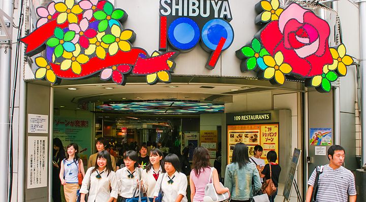 persone escono dal centro commerciale Shibuya 109 a Tokyo.