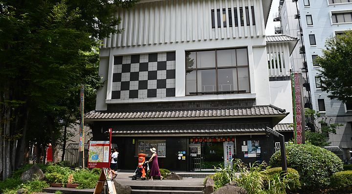Veduta frontale dello Shitamachi Museum a Ueno, Tokyo, con facciata in stile tradizionale e moderno.