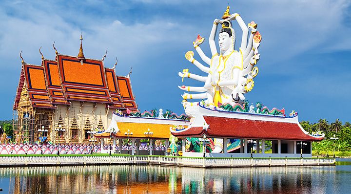 Scultura di Shiva e tempio buddista a Koh Samui, Thailandia.