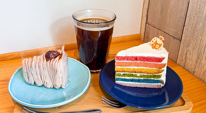 Un mont blanc, una fetta di rainbow cake e un caffè su un vassoio di legno presso il caffè Shochikuen ad Asakusa.