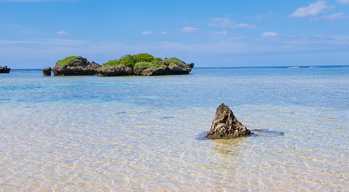 Veduta della spiaggia Hoshizuma sull'isola di Iriomote con formazioni rocciose che emergono dalle acque limpide del mare.