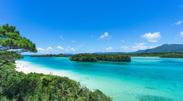 Spiaggia tropicale con sabbia bianca e acqua blu a Ishigaki, Giappone.