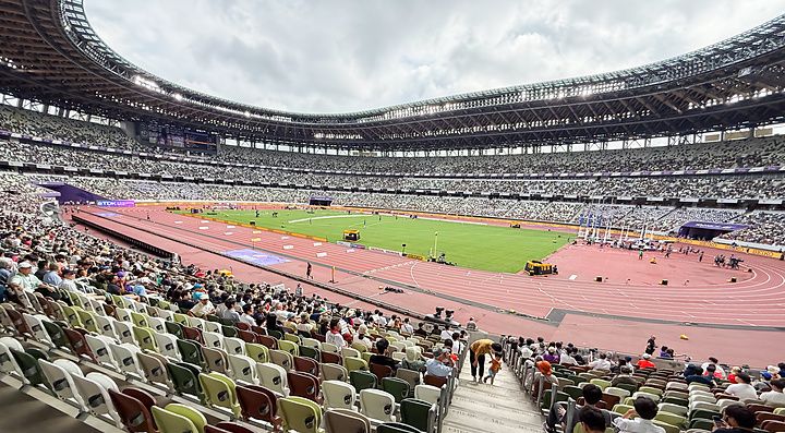 Veduta panoramica degli spalti e della pista di atletica all'interno dello Stadio Nazionale Giapponese a Tokyo.