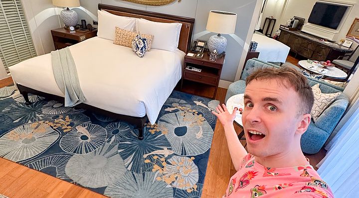 Stanza al Mandarin Oriental Bangkok con Marco Togni sorridente.