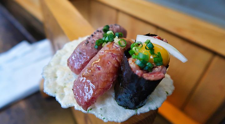 Sushi con carne di Hida su cialda di riso da Hida Kotte Ushi a Takayama.