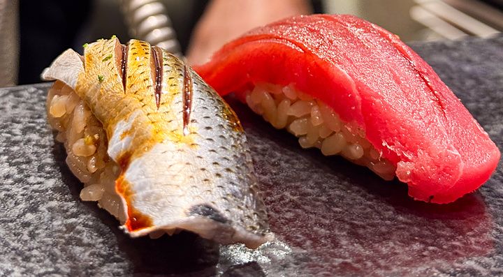 Kohada e tonno serviti su un piano scuro al Kaiten Sushi Ginza Onodera, nel quartiere Omotesando di Tokyo.