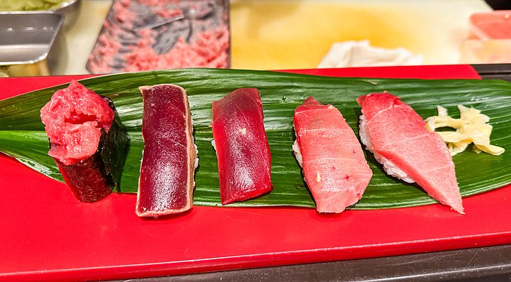 Una selezione di sushi misto di tonno servita su una foglia verde presso il ristorante Matakoiya all'aeroporto di Haneda.