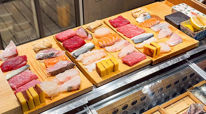 Tagli di pesce crudo preparati dallo chef presso il Sushi & Bar Fujiro Marunouchi Tokyo nel Marunouchi Building.