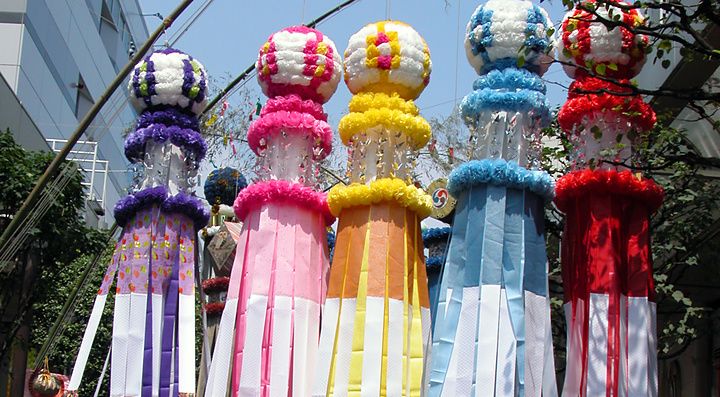 Decorazioni colorate del Tanabata festival a Sendai, Giappone, con persone che passeggiano sotto.