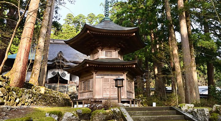 Antico santuario in legno del tempio Eiheiji immerso nei boschi di Fukui, Giappone.