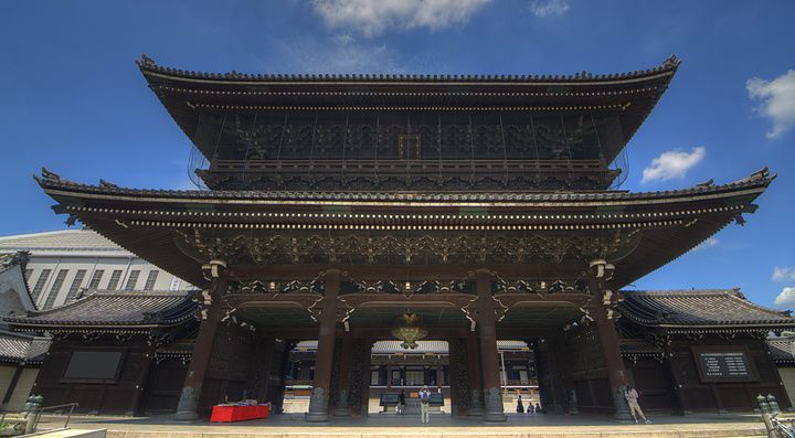 Facciata del tempio Higashi Hongan-ji a Kyoto sotto un cielo azzurro.