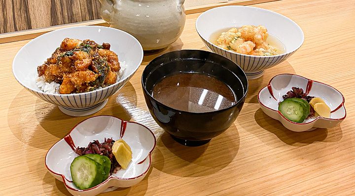 Set finale con tempura kakiage servito su un bancone in legno presso il ristorante Tempura Shimomura a Tokyo.