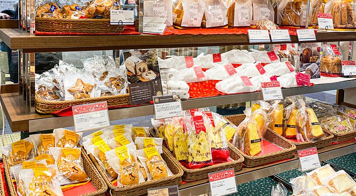 Scaffali di prodotti da forno e panettoni natalizi in vendita presso la panetteria Donq.