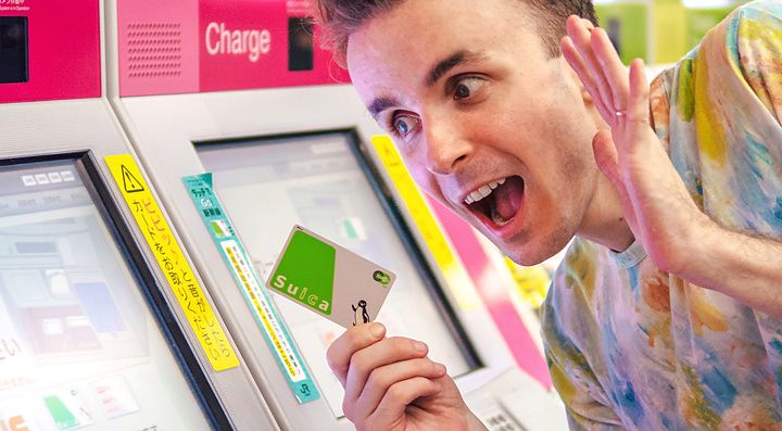 Marco Togni con una Suica card davanti a un distributore automatico a Tokyo.