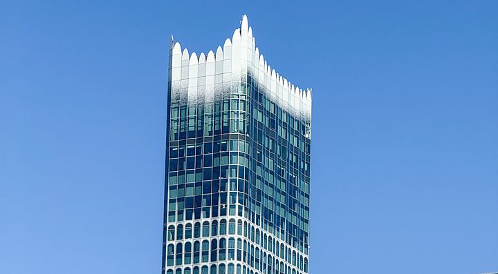 La Tokyu Kabukicho Tower si erge nel cielo terso sopra il quartiere di Shinjuku a Tokyo.