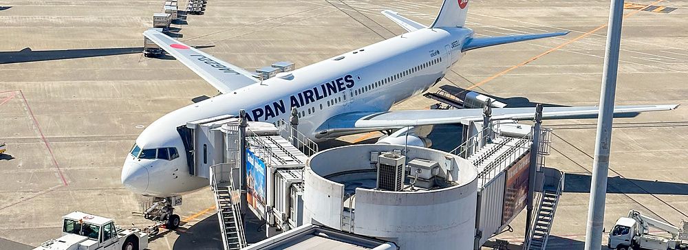 aereo japan airlines parcheggiato all'aeroporto di haneda in giappone