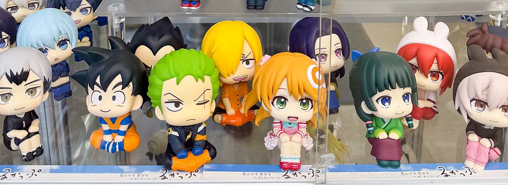 Vetrina colma di piccole figure collezionabili in stile chibi all'interno del negozio amiami Akihabara Figure Tower a Tokyo.