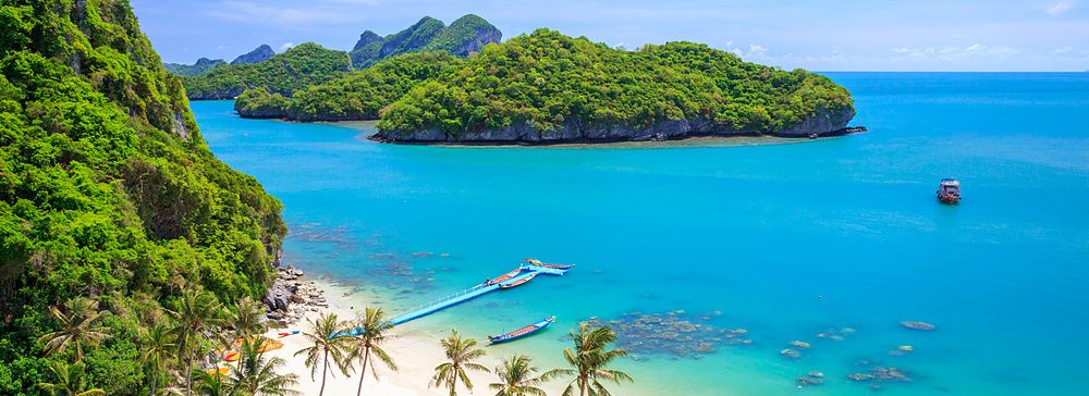 Vista aerea del Parco Nazionale Marino di Angthong con spiaggia e mare blu.