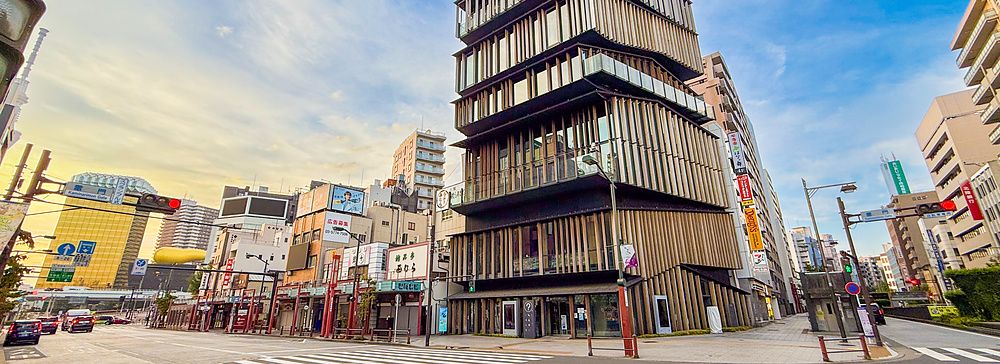 L'edificio Asakusa Culture Tourist Information Center a Tokyo visto dall'incrocio stradale con le strisce pedonali.