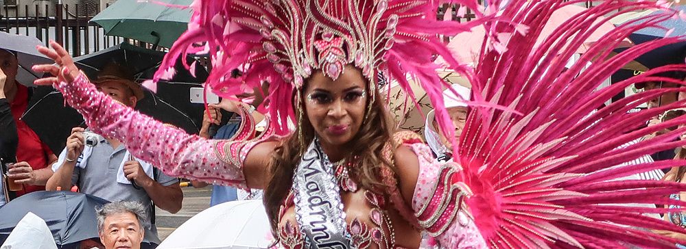 Donna in costume di piume rosa al Asakusa Samba Carnival, Tokyo.