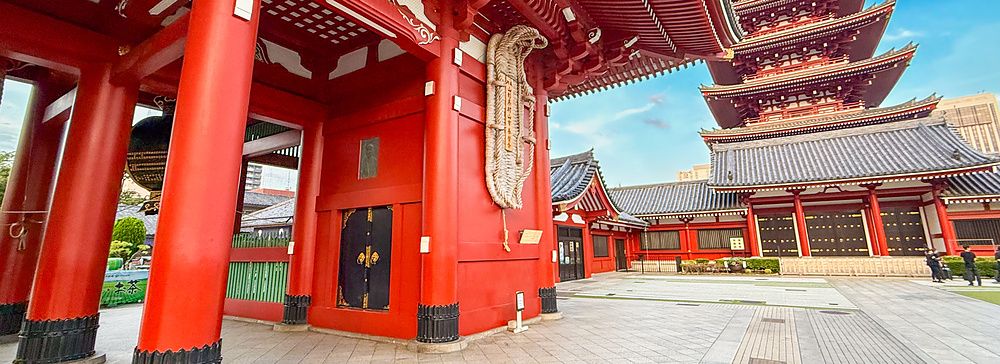 Il tempio Senso-ji a Asakusa con pagoda e strutture rosse.