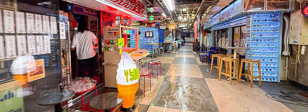 Corridoio interno della Asakusa Underground Street con insegne luminose e locali dallo stile retrò.