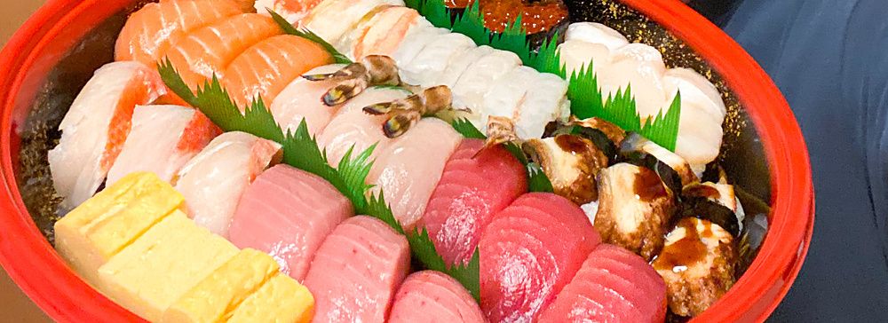 Marco Togni con piatto di sushi assortito.