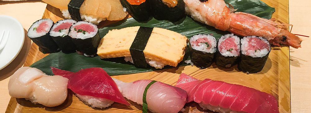 Vassoio di sushi assortito al ristorante Sushi no Midori.