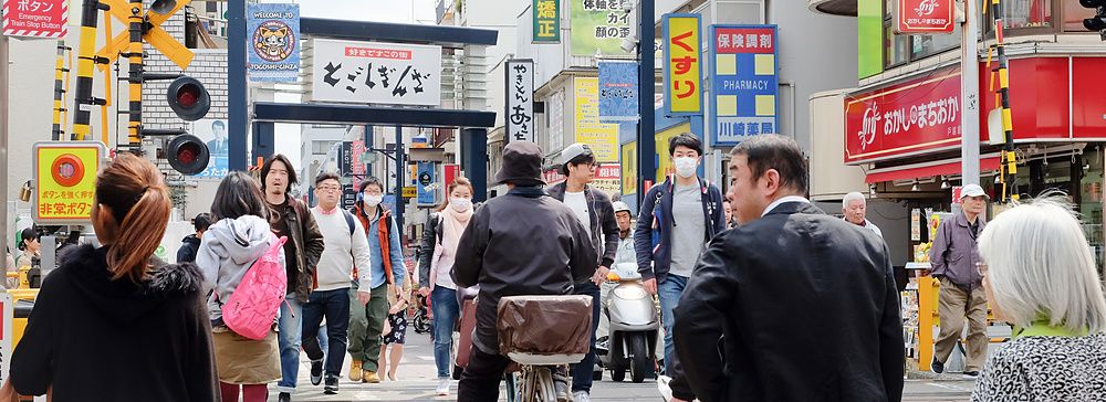 Passaggio a livello affollato nella via dello shopping Togoshi Ginza a Tokyo, Giappone.