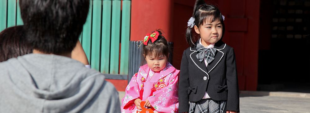 Due bambine davanti al Santuario Tsurugaoka Hachiman a Kamakura