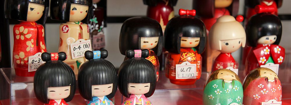Bambole kokeshi esposte in un negozio a Nakamise Dori, Tokyo.