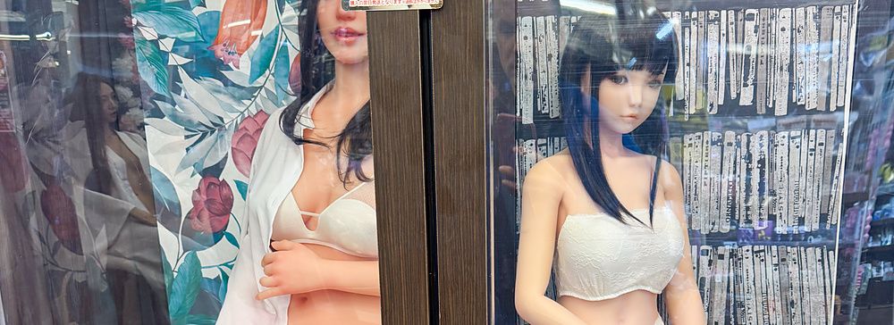 Bambole per adulti in vetrina in un negozio giapponese.