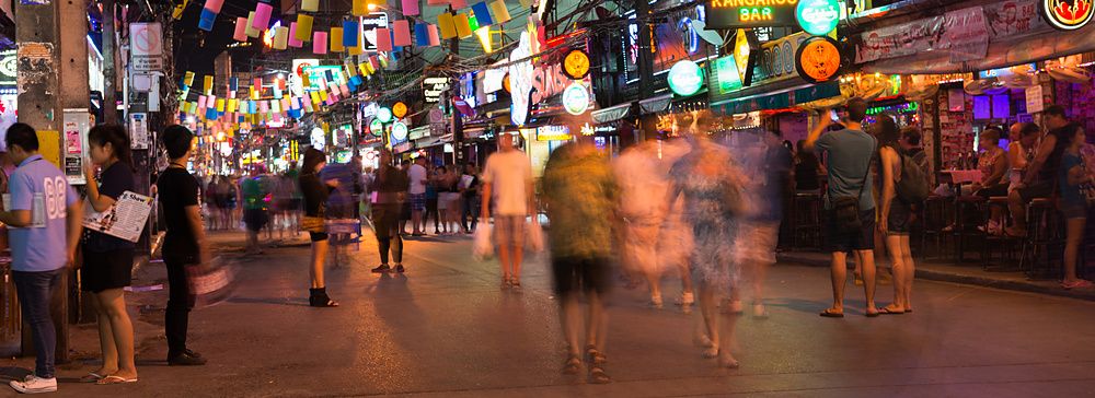 Strada Bangla a Phuket di notte con turisti e luci al neon