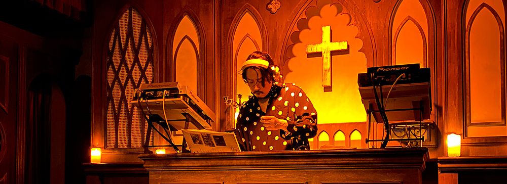 Una persona alla console da dj all'interno di The Church, bar a tema chiesa situato a Shibuya.