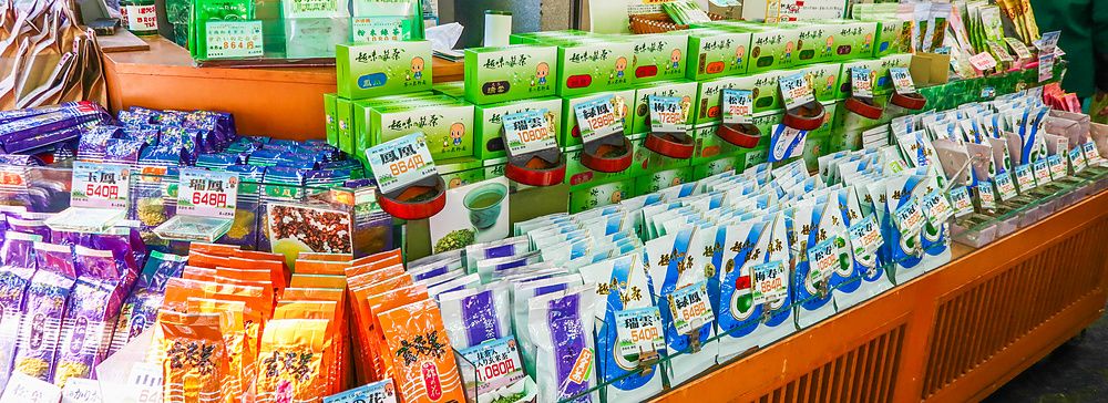 Espositore di tè giapponese e barattoli per il tè a Kiminoen Tea Garden nel negozio ad Ameyoko, Ueno.