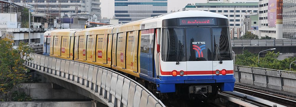 BTS Skytrain attraversa il centro di Bangkok su binari elevati.